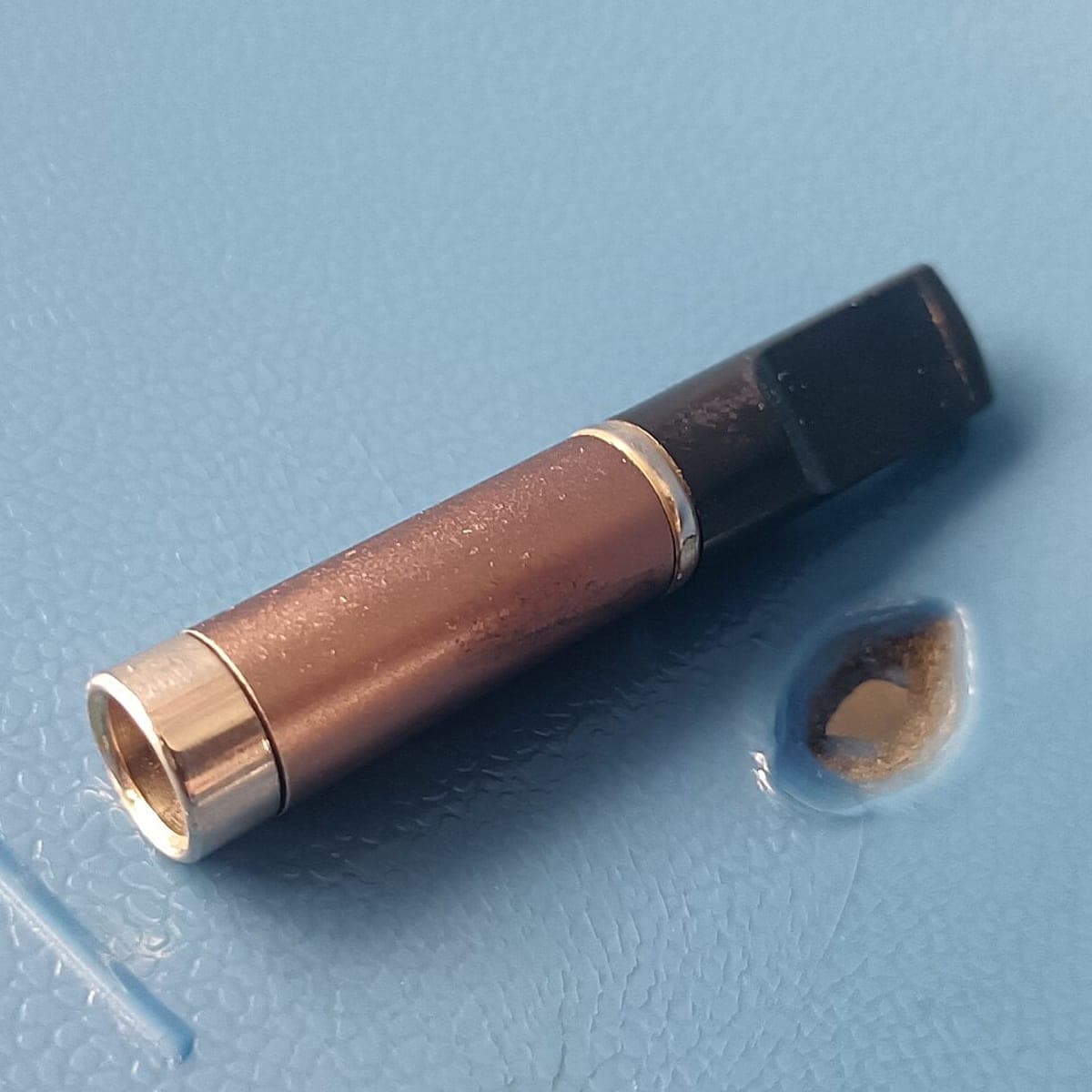 Sample image: a small unbranded cylindrical disposable vapor device.